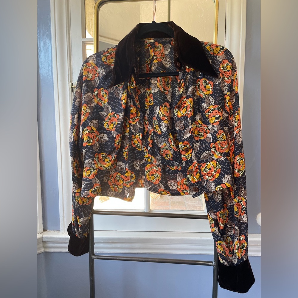 Vintage Brown floral Batwing Blouse, Velvet collar and cuffs. Approx Med…